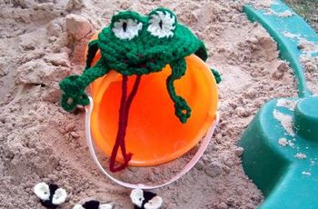 crochet frog with flies